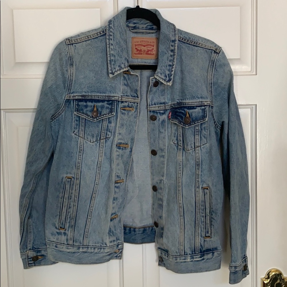 Vintage Levi’s light wash denim jacket